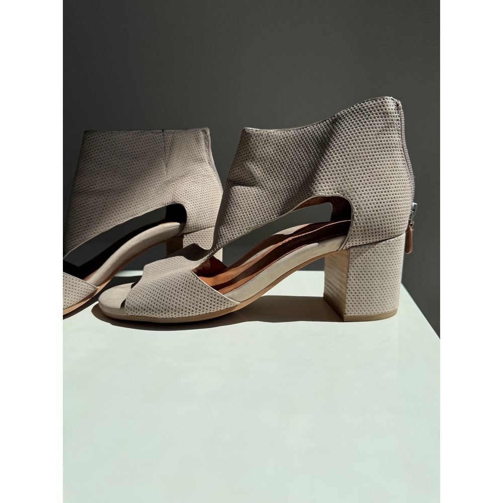 Gentle Souls by Kenneth Cole Charlene 2 Taupe Perforated Leather Block Heel 9M